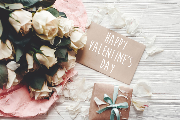 Szczęśliwy Valentine's Day tekst Zarejestruj na wytwarzanie z życzeniami i białe róże, pudełko na podłoże drewniane - Zdjęcie, obraz
