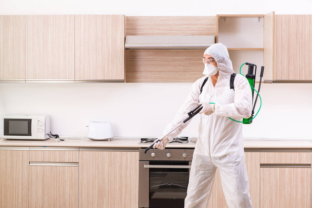Ammattimainen urakoitsija tekee tuholaistorjunta keittiössä
 - Valokuva, kuva