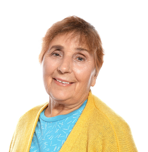 Porträt einer älteren Frau auf weißem Hintergrund - Foto, Bild