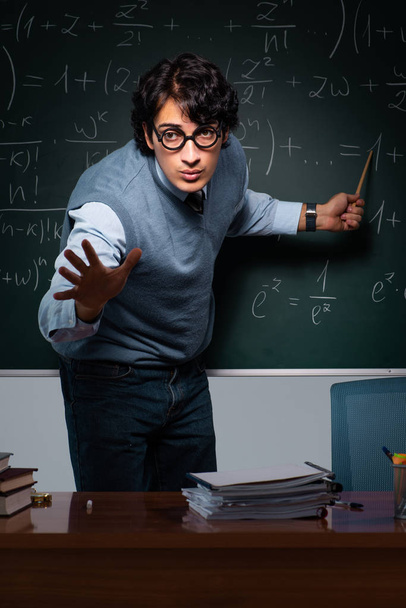 Kara tahta önünde genç matematik öğretmeni - Fotoğraf, Görsel