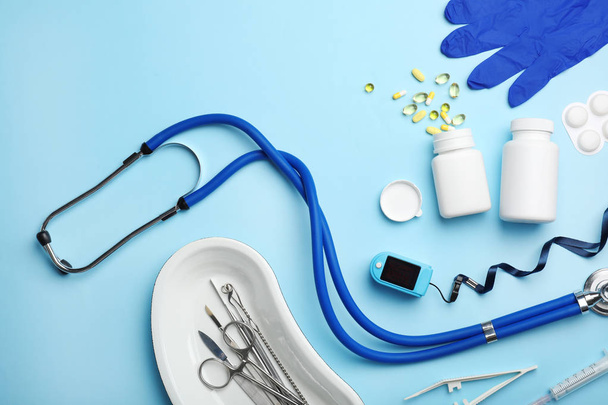 Flat lay composition with medical objects on color background - Foto, Imagem