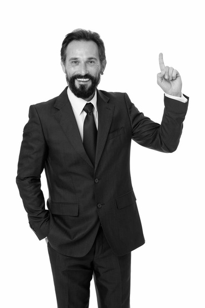 男は白に隔離された人差し指の広告を指している。男は成熟した正式なスーツを髭。ビジネスマンかマネージャーは方向を示す。その広告を見てください。業務広告を指す - 写真・画像