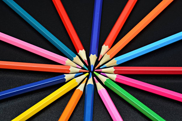 Lapices de colores dispuestos en rueda - Foto, Bild