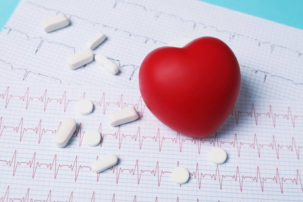 Red heart and pills on cardiogram. Cardiology concept - Фото, зображення