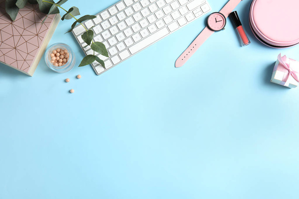 Flat lay composition with keyboard, accessories, cosmetics and space for text on color background. Beauty blogger - Φωτογραφία, εικόνα