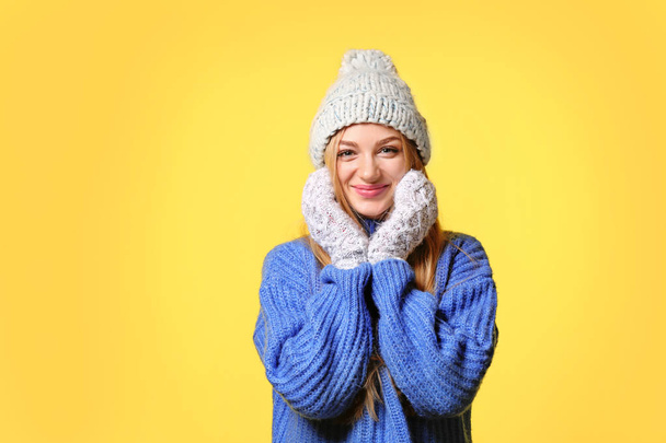 Porträt einer jungen Frau mit stylischem Hut und Pullover mit Pappkaffeetasse auf weißem Hintergrund. Winterstimmung - Foto, Bild