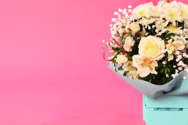 色の背景に装飾的な箱で花の美しい花束。テキストのためのスペース - 写真・画像