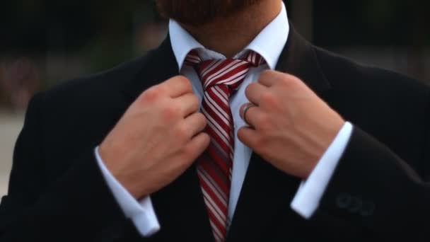 Бизнесмен завязывает галстук на улице
 - Кадры, видео