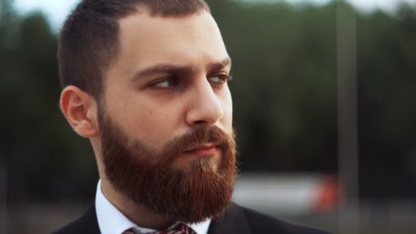 Портрет бородатого бизнесмена на открытом воздухе
 - Кадры, видео