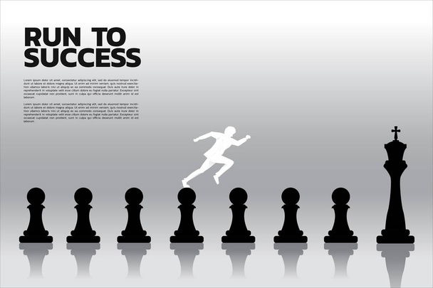 Σιλουέτα του επιχειρηματία που τρέχει στο κομμάτι σκάκι από το πιόνι βασιλιάς. Έννοια του γκολ, αποστολή, όραμα, στρατηγική και την πορεία της σταδιοδρομίας. ανταγωνισμός στις επιχειρήσεις - Διάνυσμα, εικόνα