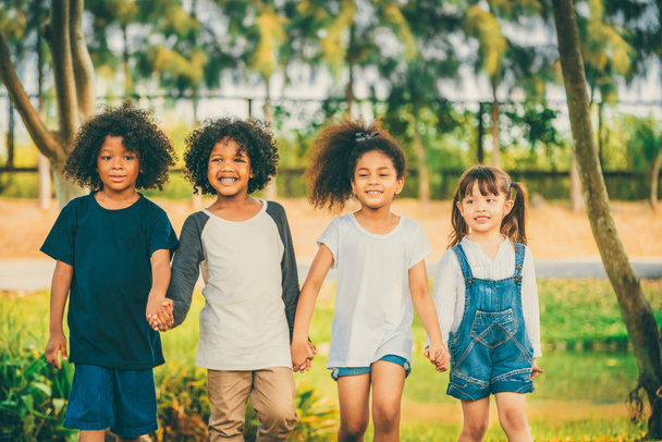 Feliz grupo afroamericano de niños y niñas jugando en el patio de recreo de la escuela. Concepto de amistad y educación infantil
. - Foto, imagen