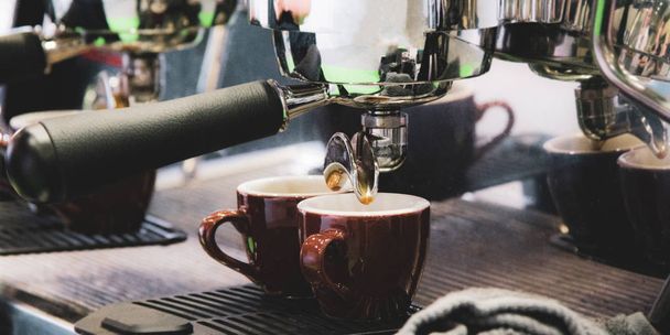 expresso tiré de la machine à café dans le café, cafetière dans le café
 - Photo, image