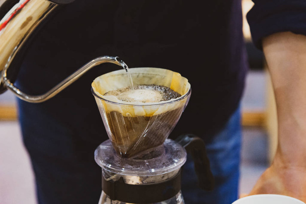 Odkapávání kávy, Barista nalití vody na povrchu kávy s filtrem  - Fotografie, Obrázek