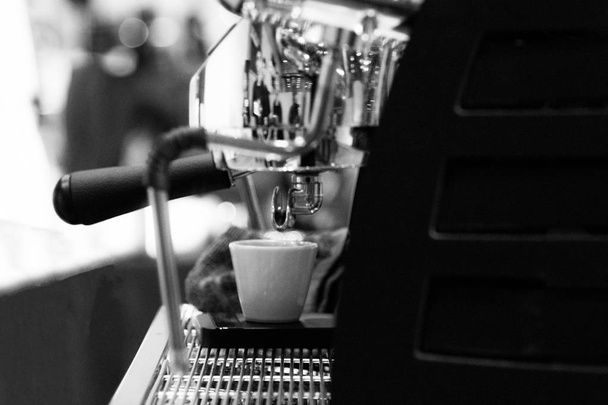 Espresso geschoten vanaf koffiemachine in de coffeeshop, koffie-/ theevoorzieningen in coffeeshop - Foto, afbeelding