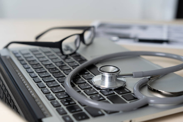 Zdravotní péče, psaní na předpis lékaře pracující s přenosným počítačem - Fotografie, Obrázek