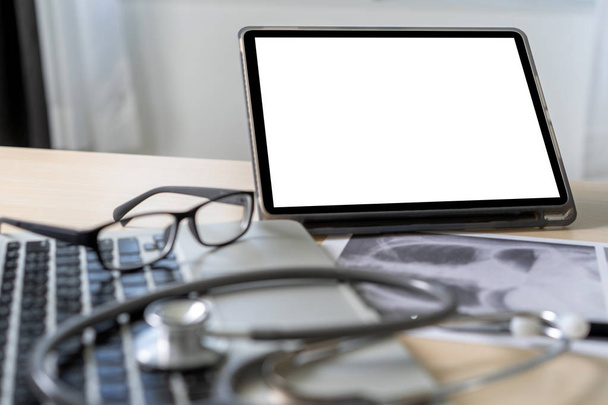 Health care writing prescription Doctor working with laptop computer - Zdjęcie, obraz