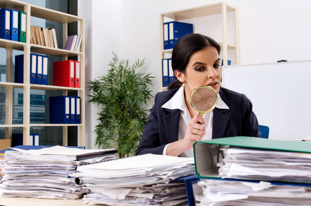 Жінка-працівник з занадто великою роботою в офісі
 - Фото, зображення