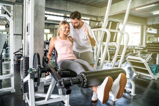 Stile di vita sano coppia esercizio di allenamento con i pesi sport in palestra, coppia caucasica
 - Foto, immagini