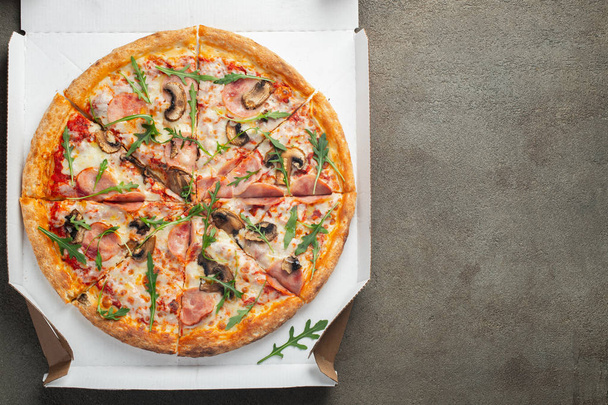 İtalyan lokanta. Bir kutu içinde lezzetli sıcak pizza - Fotoğraf, Görsel