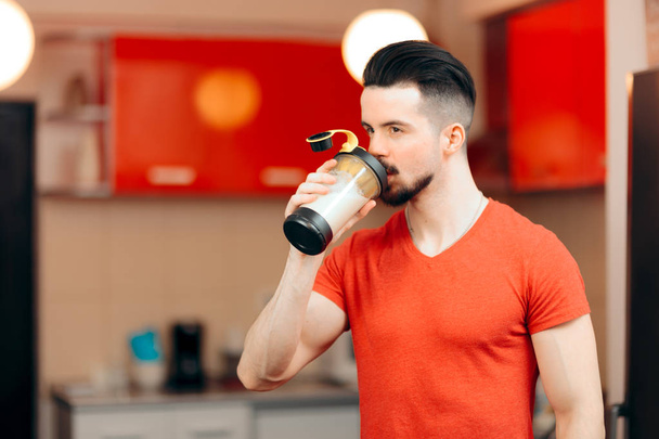 Здоровый человек, пьющий протеиновый коктейль на кухне
 - Фото, изображение
