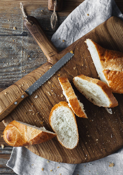 Pain de baguette français tranché sur panneau de pain dans la boulangerie
 - Photo, image