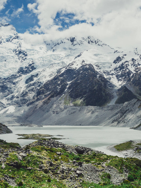 Dağlar, göller ve çayır peyzaj kar ve dağlarda bulutlu hava ile soğuk iklim ülkede. Manzara Mt Cook, Yeni Zelanda, trekking ve açık havada bulunan Meşhur Mekanlar çekilmiştir. - Fotoğraf, Görsel