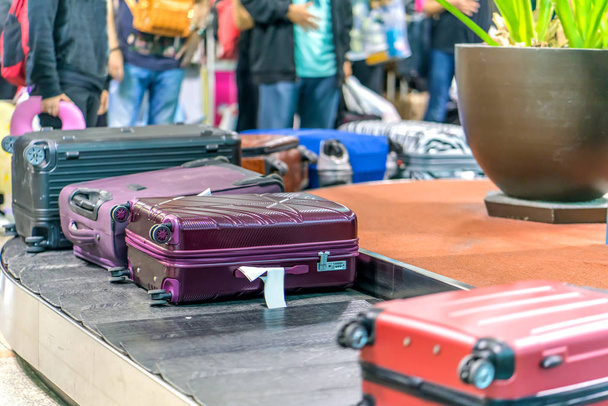Koffer oder Gepäck mit Förderband im Flughafen. - Foto, Bild