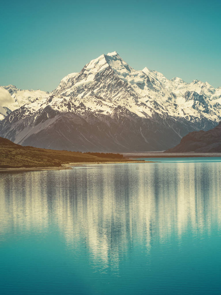 Mount Cook manzara yansıması göl Pukaki, Yeni Zelanda ve popüler en yüksek dağı seyahat hedef. Aoraki Mount Cook Milli Parkı'nda Güney Adası, Yeni Zelanda'da dağıdır. - Fotoğraf, Görsel