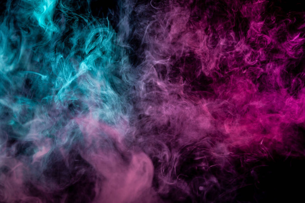 Bomba blu e rosa fumo su sfondo nero isolato
  - Foto, immagini