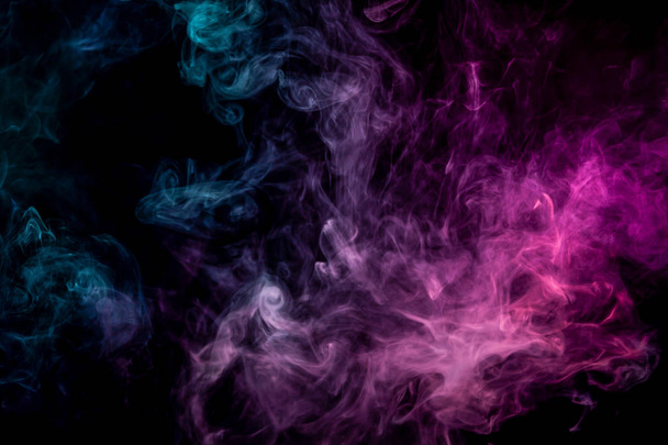 Detailní záběr vířící růžové a modré kouř na černém pozadí izolované  - Fotografie, Obrázek