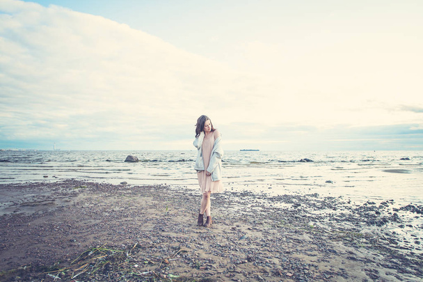 Молода жінка на відкритому повітрі на весняному морі, романтичний портрет
 - Фото, зображення