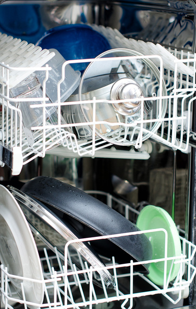 Открытая посудомоечная машина после очистки
 - Фото, изображение