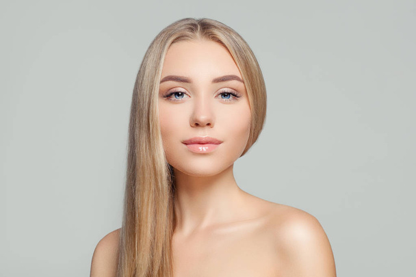 Healthy blonde woman portrait. Beauty girl with long healthy blond hair and perfect clear skin. Natural beauty - Foto, Imagen