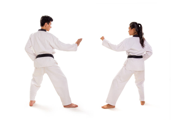 Figura trasera de dos artistas marciales con kimono blanco uno frente al otro, listos para luchar. Retrato de cuerpo entero, fondo aislado
 - Foto, imagen