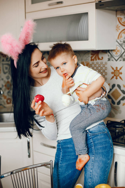 Mother with little son in a kitchen - Foto, afbeelding