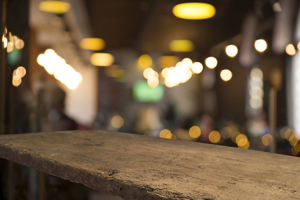 imagen de mesa de madera frente a fondo borroso abstracto de luces restaurantes - Foto, imagen