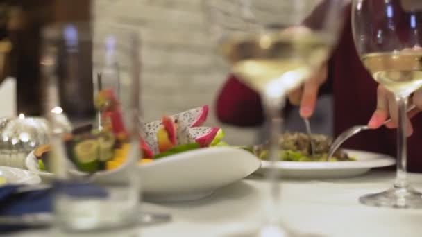 Σύρετε το πλάνο άνθρωπος τρώει στο εστιατόριο - Πλάνα, βίντεο