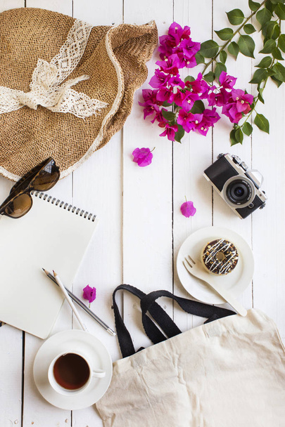 Zomer reizen vakantie planning, koffiepauze en objecten op wit tafelblad. - Foto, afbeelding