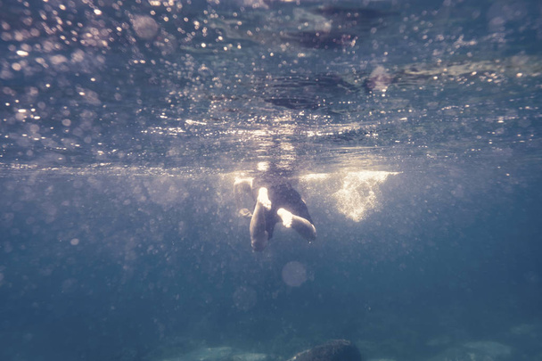 Чоловік плаває в океані синій
 - Фото, зображення