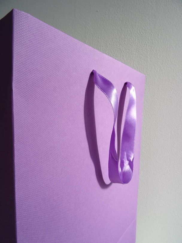 Handle of a Violet Gift Paper Bag - Фото, зображення