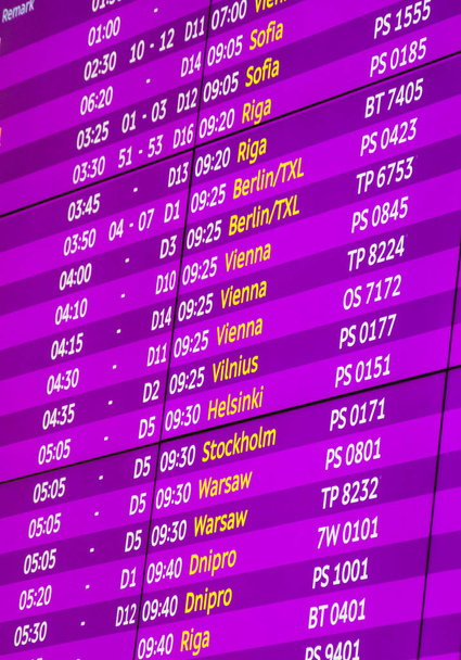 Luchthaven vertrek bord met internationale vluchtinformatie, reizen. Paarse kleur - Foto, afbeelding