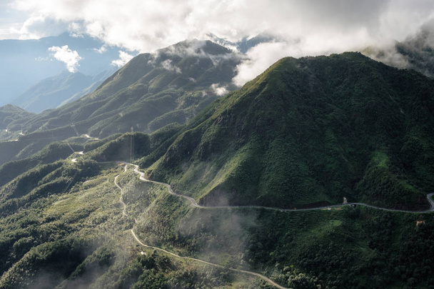 チャムトン峠、サパ、ベトナムの霧に最も高い山の範囲の視点 - 写真・画像