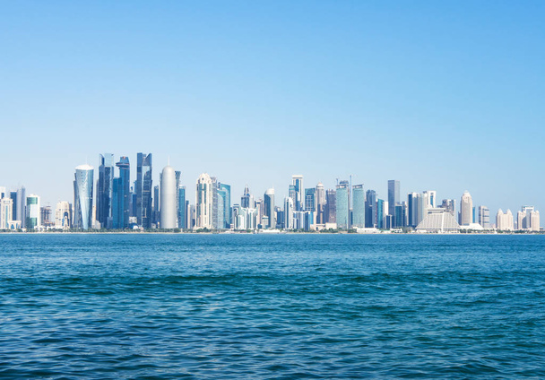 Skyline de West Bay y Doha City Center frente al mar en un día soleado
 - Foto, imagen