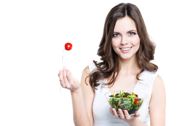 Mujer joven con verduras vegetarianas. Aislado. Estilo de vida saludable
. - Foto, imagen