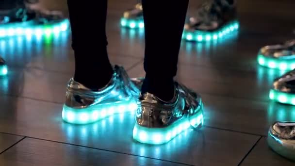 Detail svítící a blikající boty na nohy dívky, světle modrá - Záběry, video