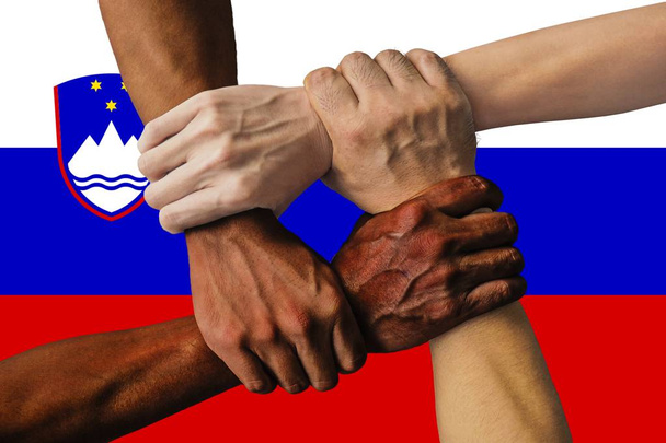 Σημαία Σλοβενίας, ΕΝΤΑΞΗΣ μιας πολυπολιτισμικής ομάδας νέων ανθρώπων - Φωτογραφία, εικόνα