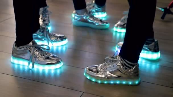 Zbliżenie: świecące i przeszywania butów na nogach dziewcząt, jasnoniebieski - Materiał filmowy, wideo