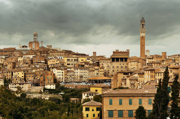 Kathedrale von Siena und Glockenturm Torre del Mangia mit historischen Gebäuden. Italien - Foto, Bild