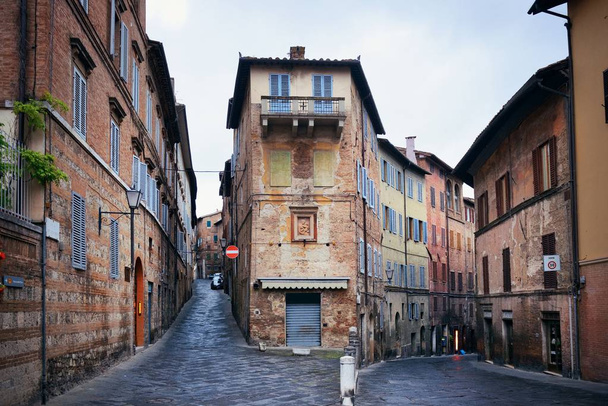 Vista sulla strada con vecchi edifici a Siena. - Foto, immagini