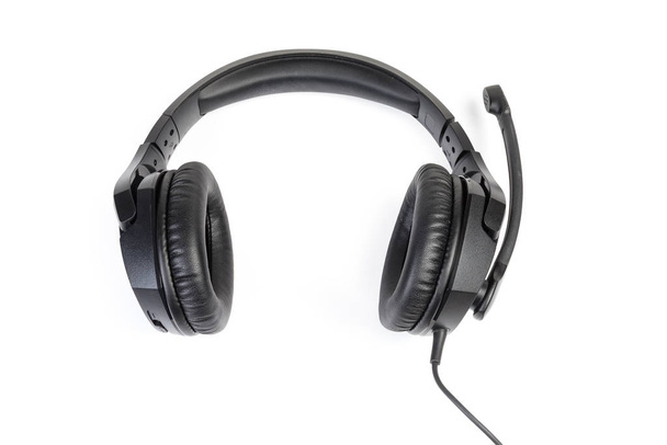 Auriculares de alta fidelidad con cable negro con auriculares de tamaño completo y micrófono de primer plano en enfoque selectivo sobre un fondo blanco
 - Foto, Imagen